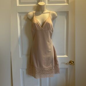 Women’s Size L, Beige Lace Trim Chemise vintage Heather Thompson collection NWOT